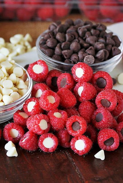 Pile of Raspberries Stuffed with Semi-Sweet and White Chocolate Chips Image Chocolate Filled Raspberries, Chocolate Dipped Raspberries, Chocolate Fruit Board, Charcuterie Fruit Board, Chocolate Boards, Charcuterie Fruit, Prep Snacks, Valentines Party Food, Fruit Board