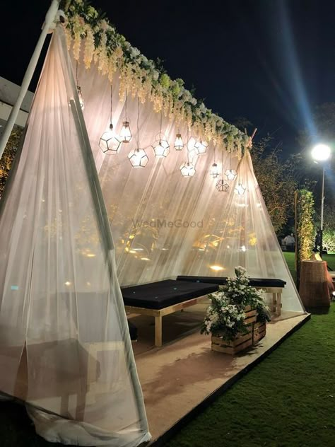 Photo By Just Rajanish Fusion Flowers - Decorators Teepee Wedding Ideas, Event Backdrop Ideas, Wedding Stage Backdrop, Deco Champetre, Tent Set Up, Diy Wedding Backdrop, Luxury Wedding Decor, Desi Wedding Decor, Event Backdrop