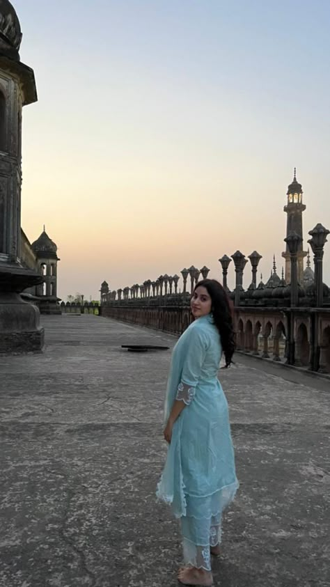 India Aesthetic, Alia Bhatt Photoshoot, Travel Pose, Bff Poses, Temple Photography, Vacation Outfits Women, Blue Kurta, Janhvi Kapoor, Travel Pictures Poses