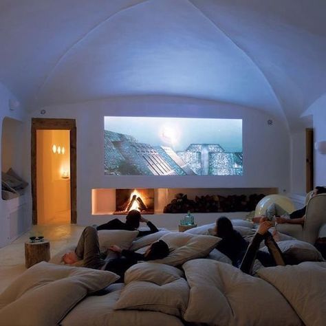 Small Home Theatre, Chilling Room, Small Home Theater Rooms, Home Theatre Room Ideas, Theatre Room Ideas, Sala Cinema, Sleepover Room, Game Room Decor Ideas, Garage Man Cave Ideas