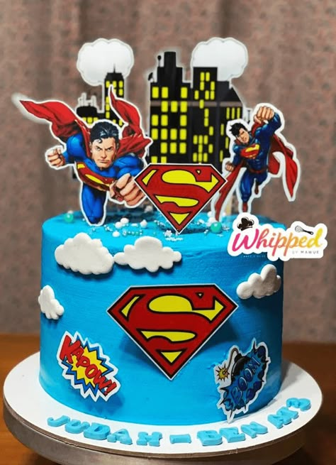 Easy Superman Cake, Birthday Cake Superman, Super Man Cake Ideas, Superman Cake For Men, Simple Birthday Cake For Men Ideas, Superman Birthday Party Cake, Superman Cake Design, Superman Theme Cake, Superman Cake Ideas