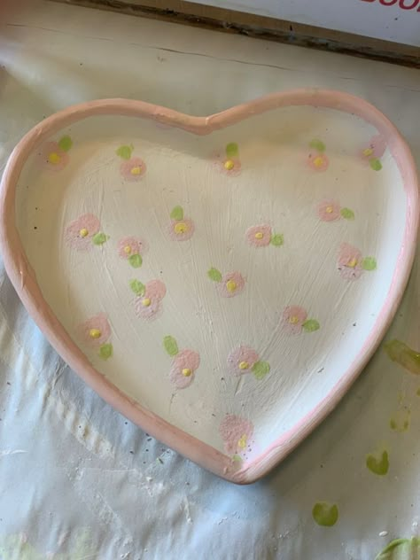 Aesthetic Clay Painting, Ceramic Cute Plates, Painted Plates Aesthetic, Clay Painting Aesthetic, Painting Plates Aesthetic, Pottery Designs Plate, Heart Plate Painting, Painting On Clay Plates, Clay Plate Design