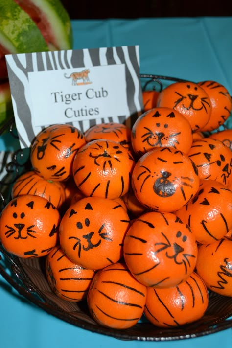 Zoo birthday party snacks: Tiger Cub Cuties. Mandarin oranges with Sharpie drawn faces and stripes Safari Birthday Party Food, Daniel Tiger Party, Daniel Tiger Birthday Party, Tiger Birthday Party, Tiger Party, Jungle Theme Birthday Party, Zoo Birthday Party, Jungle Safari Birthday, Wild Birthday Party