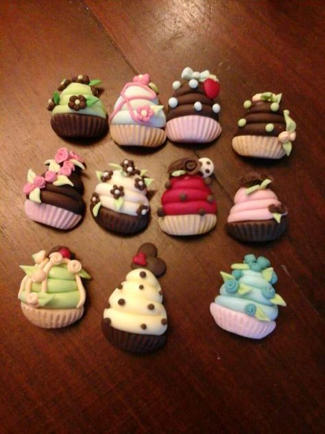 Imanes Cupcake Clay, Cupcake Kitchen Decor, Clay Cupcake, Polymer Clay Cupcake, Choco Biscuit, Recipe Holder, Clay Magnets, Polymer Clay Ornaments, Candy Crafts