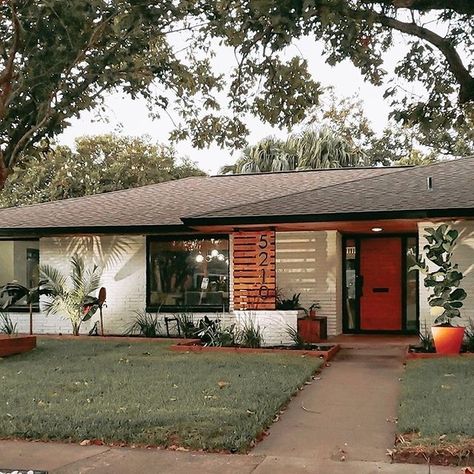 Mid-Century Home on Instagram: “"Iconic Midcentury in Texas Gulf Coast Brimming with Personality"⁠ WANT TO SEE MORE? 👉🏻LINK IN BIO👉🏻⁠ .⁠ .⁠ Do you live in a midcentury house…” Midcentury Home Exterior, Mid Century Ranch Exterior, Mid Century Modern House Exterior, Texas Gulf Coast, Mid Century Modern Exterior, Mid Century Exterior, Ranch House Exterior, Mid Century Ranch, Ranch Exterior