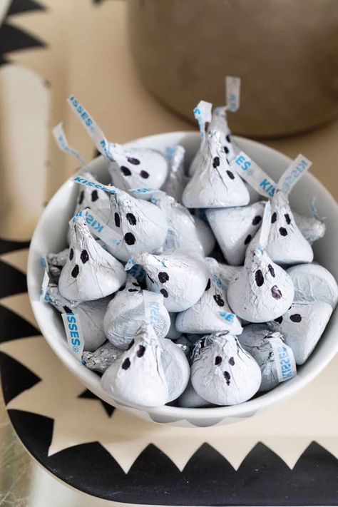 Halloween Sleepover, Dulces Halloween, Halloween Ghost Decorations, Halloween Party Snacks, Easy Halloween Food, Spooky Halloween Party, Halloween Tattoo, Couples Halloween, Halloween Party Diy