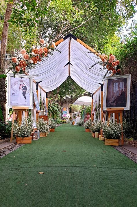 rustic wedding decor on a budget outdoor wedding decorations ideas || Amazing rustic wedding decorations Garden Backdrop Wedding, Outdoor Wedding Entrance, Outdoor Reception Decorations, Entrance Walkway, Wedding Decor On A Budget, Wedding Decorations Pictures, Wedding Walkway, Cocktail Hour Decor, Wedding Gate