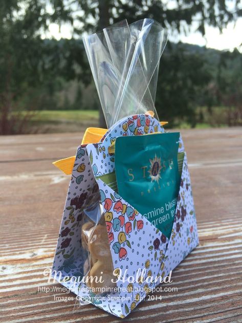 A Nice Cuppa Teabag & Cookie Holder - Meg Holland, Stampin' Up! Demonstrator High Tea Party Favors, Cookie Holder, Workshop Projects, Tea Crafts, Papercraft Ideas, Tea Party Favors, Bag Holders, Treat Holders, Gift Holders