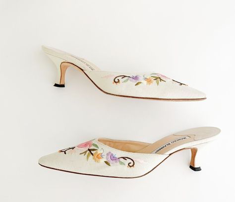 Vintage Manolo Blahnik, Wedding Shoes Vintage, Manolo Blahnik Heels, Stunning Shoes, Vintage Heels, Manolo Blahnik Shoes, Floral Shoes, Elegant Shoes, Shoe Inspo