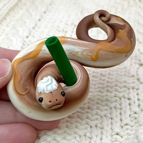 Clay Snake Sculpture, Polymer Clay Snake, Clay Snakes, Snake Sculpture, Clay Snake, Caramel Frappe, Pasta Das, Sculpture Art Clay, Frog Figurines