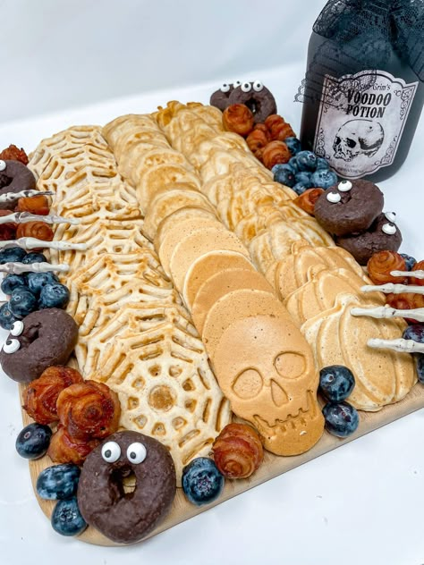 Spooky Brunch, Spooky Charcuterie Board, Spooky Charcuterie, Halloween Pancakes, Halloween Brunch, Halloween Sleepover, Halloween Charcuterie, Halloween Breakfast, Breakfast Platter