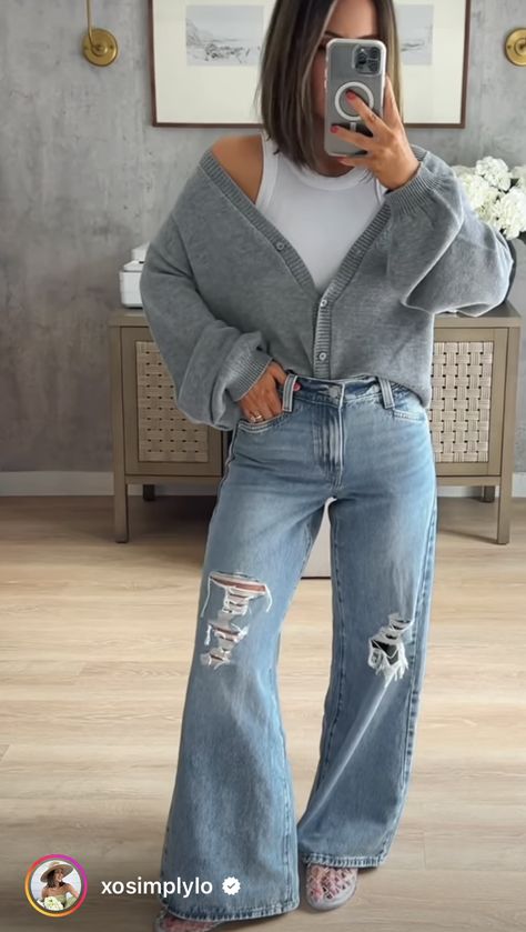 Baggy Straight Jeans Outfit, Bloated Outfit Ideas Winter, Baggy Straight Leg Jeans Outfits, Friday Outfit For Work Casual Jeans, Baggy Jeans Fall Outfit, Baggy Jeans Outfit Fall, Bootleg Jeans Outfit, Denim Winter Outfit, Wide Leg Jean Outfits