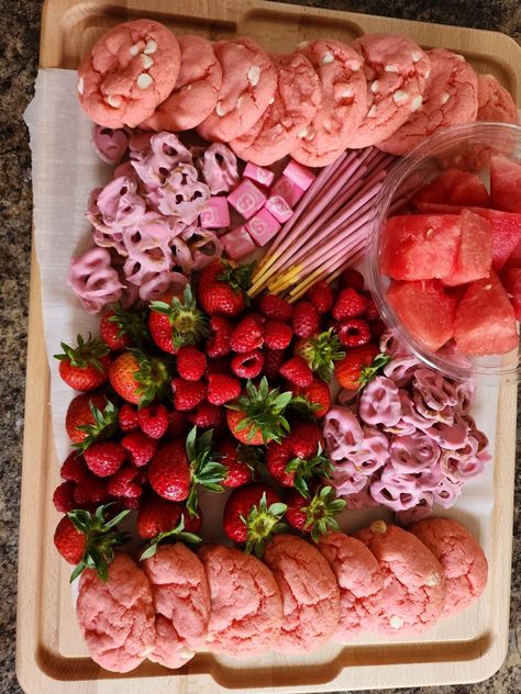 Color party pink board! Barbie Movie Night Ideas, Barbie Inspired Food, Color Party Pink, Pink Charcuterie Board, Pink Charcuterie, Pink Party Foods, Hotel Birthday, Galentines Day Ideas, Pink Snacks