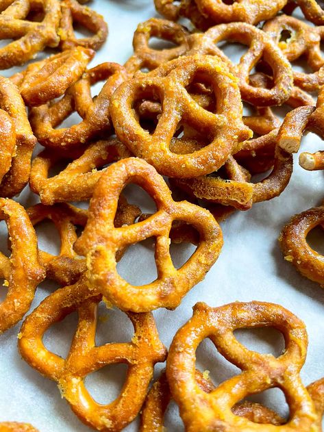 Honey Mustard Pretzels - Cook Fast, Eat Well Honey Mustard Pretzels Recipe, Mustard Pretzels Recipe, Flavored Pretzels, Mustard Pretzels, Honey Mustard Pretzels, Pretzel Recipes, Seasoned Pretzels, Pretzel Bites Recipes, Mustard Dip