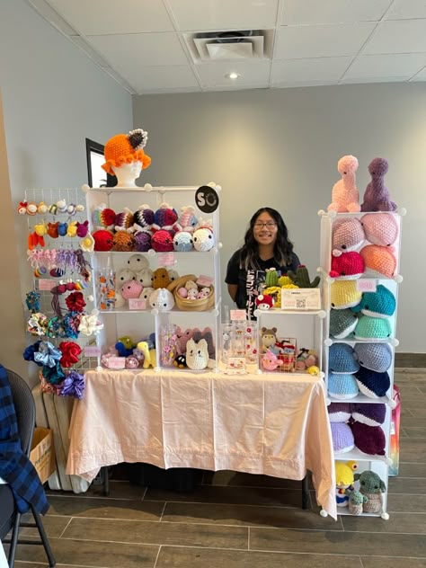 Crochet Vendor Display Ideas, Crochet Stand Ideas, Crochet Stall Display Ideas, Crochet Market Set Up, Plushie Display Ideas, Crochet Booth Display Ideas, Crochet Market Display, Crochet Vendor Display, Pop Up Display Ideas