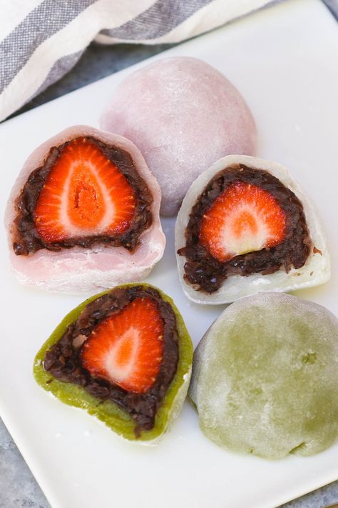 Desserts Japanese, Refreshing Dessert Recipes, Ichigo Daifuku, Mochi Balls, Strawberry Mochi, Sweet Red Bean Paste, Mochi Recipe, Japanese Desserts, Mochi Cake