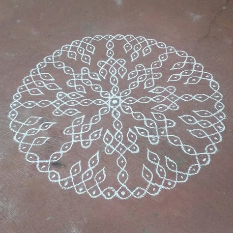 Vishnu Chakra, Kolam Designs Rangoli, Vilakku Kolam, Simple Rangoli With Dots, Chikku Kolam, Kolam Art, Designs Rangoli, Pulli Kolam, Very Easy Rangoli Designs