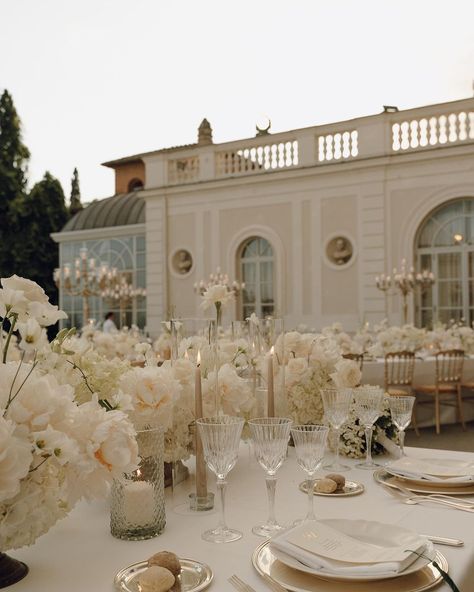 Total white wedding Event and Floral Design @andreapatrizifloraldesigner @nunziastefaniapatrizi www.andreapatrizi.it | Instagram Old Money Wedding, Elegant Wedding Themes, Money Wedding, Tafel Decor, Dream Wedding Decorations, All White Wedding, Dream Wedding Venues, Wedding Money, European Wedding