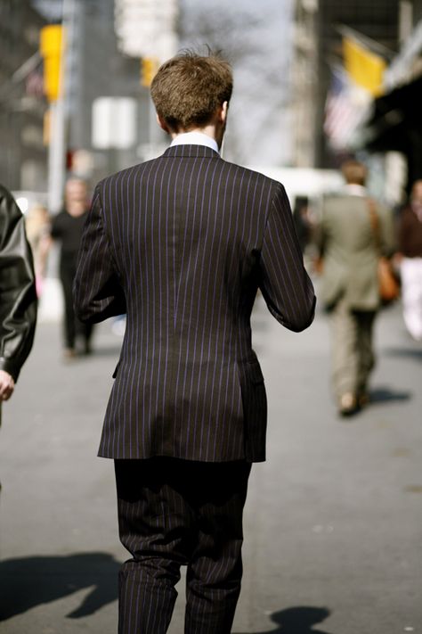 this is how your suit should look from behind Man In Suit From Behind, Suit From Behind, Man From Behind, Retro Suits, The Sartorialist, Costume Collection, Classic Suit, Male Poses, Op Art