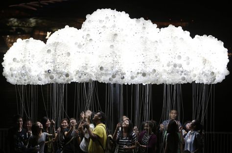 A crowd enjoys the light installation "CLOUD" in Marina Bay, Singapore. Canadian artists Wayne Garrett and Caitlind Brown used 6,000 light bulbs for the piece. Interactive Art Installation, Light Art Installation, Shot Photo, Interactive Installation, Interactive Art, Wow Art, Art Installation, Instagram Worthy, Light Installation