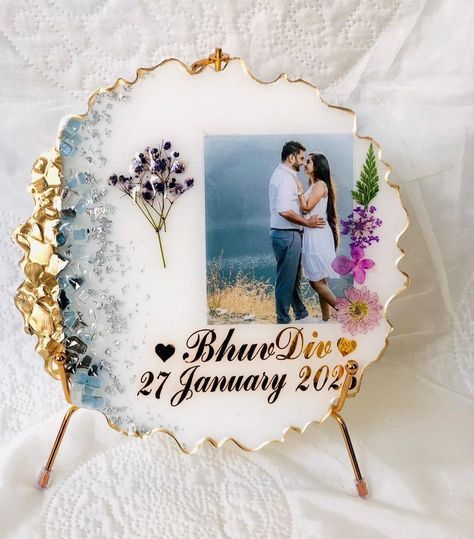 Resin Frame Ideas For Couple, Resin Art For Anniversary Gift, Wedding Resin Frame, Resin Wedding Gifts For Bride And Groom, Resin Photoframe Ideas, Resin Art Photo Frame Ideas, Raisin Art Photo Frame, Couple Resin Art, Resin Frames For Couples