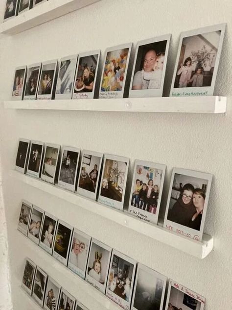 Instax Display, Display Polaroids, Repunzal Tangled, Polaroid Pictures Display, Polaroid Wall Decor, Poloroid Pictures Ideas, Photo Display Ideas, Tangled Aesthetic, Polaroid Display