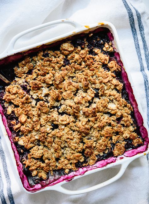 Blueberry crisp recipe, so simple! Gluten Free Crisps, Blueberry Crisp Recipe, Cookie And Kate, Blueberry Crisp, Blueberry Crumble, Blueberry Desserts, Healthy Blueberry, Fruity Desserts, Low Fodmap Recipes