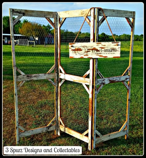 Made to order 3 panel standing screen made from old barn wood with chicken wire backing for traci-marie Photography. Used to display photos at events, and we even made the custom sign with logo to match the old wood.  Follow us for more wonderful pins at https://www.pinterest.com/3spurzdandc/  www.facebook.com/... http://www.3spurzdesignsandcollectables.com/ Chicken Wire Display, Yard Sale Display, Jewerly Display, Door Diy Projects, Craft Displays, Art Selling, Craft Fair Booth Display, Craft Booth Ideas, Craft Show Booths