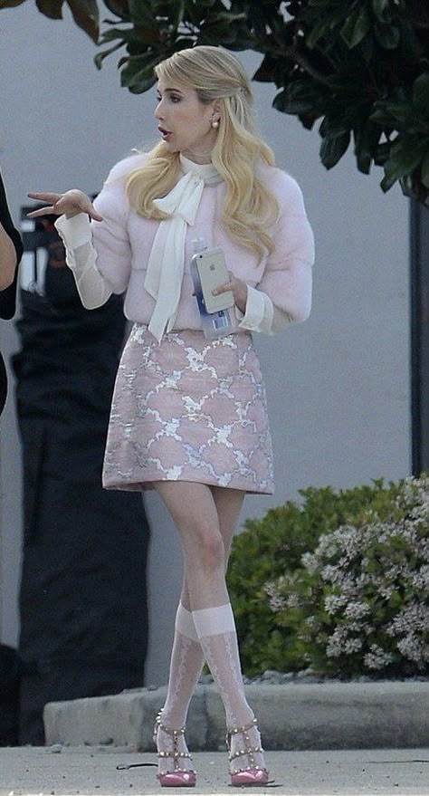 Chanel Number 1 Scream Queens, Chanel Scream Queens Outfit, Chanel Oberlin Aesthetic, Scream Queens Aesthetic, Chanel Scream Queens, Scream Queens Outfits, Scream Queens Chanel, Scream Queens Fashion, Estilo Blair Waldorf