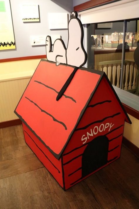 Snoopy Doghouse Diy, Diy Snoopy Dog House Cardboard, How To Make Snoopy Dog House, Snoopy Dog House Christmas, Diy Snoopy Christmas Decorations, Snoopy House Diy, Snoopy Dog House Diy, Cardboard Dog House Diy, Dog House Painting Ideas