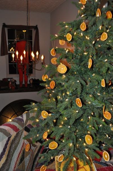 Do you ever wish to return to a simpler, less harried Christmas time?  I'm not sure if it is even possible but we keep trying !  After ... Orange Ornaments, A Simple Christmas, Christmas Orange, Prim Christmas, Colonial Christmas, Natural Christmas, 12 December, Primitive Christmas, Keep Trying