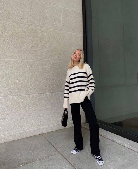 Striped Sweater Outfit, 00s Mode, Winter Sweater Outfits, Converse Outfits, White Striped Sweater, Pullover Outfit, Stripe Outfits, Outfits With Converse, Minimal Outfit