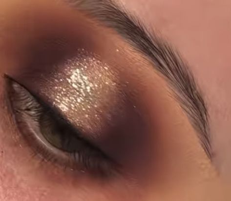 Soft Halo Eyeshadow, Dark Gold Eyeshadow, Dark Halo Eye, Brown Halo Eye Makeup, Golden Brown Eyeshadow, Gold Eyeshadow Brown Eyes, Dark Gold Makeup, Brown Halo Eyeshadow, Halo Makeup Looks