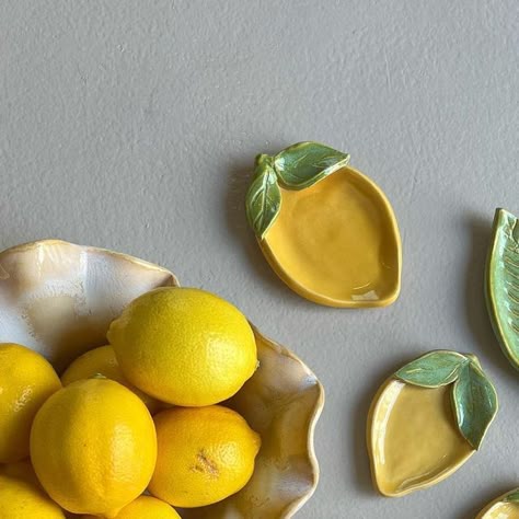 Cute Handmade Ceramics, Home Pottery Ideas, Summer Ceramic Ideas, Ceramic Inspiration Ideas, Handmade Pottery Ideas Inspiration, Homemade Pottery Ideas, Cute Ceramic Ideas, Lemon Clay Art, Clay Lemon Jewelry Holder