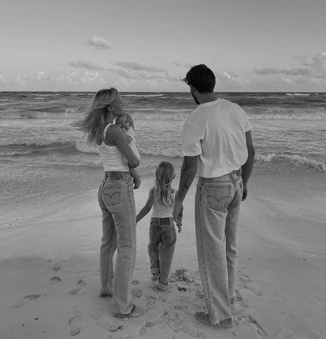 Future Mommy, Dream Family, Foto Baby, Family Shoot, Future Mom, Future Lifestyle, Vision Board 2023, Family Beach, Mommy Life