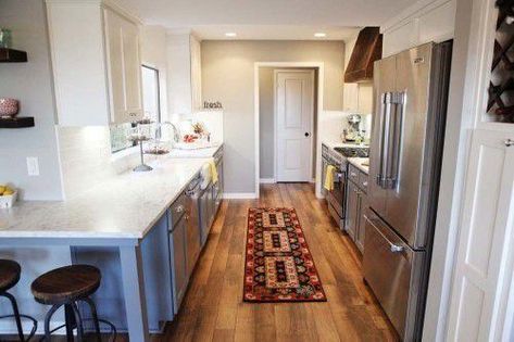 Chip and Joanna Gaines' Worst 'Fixer Upper' Fails Revealed | realtor.com® Wraparound Kitchen, Fixer Upper Episodes, Fixer Upper Living Room, Magnolia Fixer Upper, Fixer Upper Kitchen, Chip Gaines, Hgtv Fixer Upper, Fixer Upper Style, Chip And Joanna Gaines