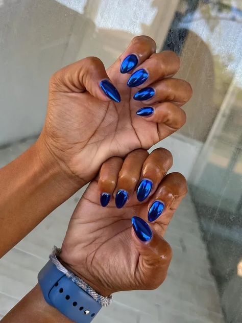 Electric blue chrome wedding nails Chrome Spring Nails, Spring Nails Chrome, Ongles Rose Pastel, Hailey Bieber Glazed Donut Nails, Glazed Donut Nails, Donut Nails, Blue Chrome Nails, Dark Blue Nails, Nails Chrome