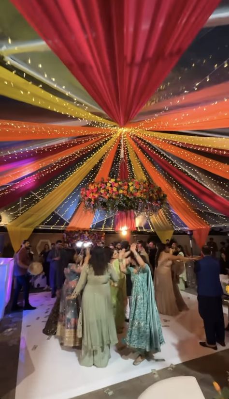 Punjabi Wedding Venues, Mehndi Group Photos, Indian Wedding Celebration, Jaago Decor, Shaadi Wala Ghar Decoration, Sangeet Aesthetic, Punjabi Reception, Wedding Reception Indian, Tamasha Movie