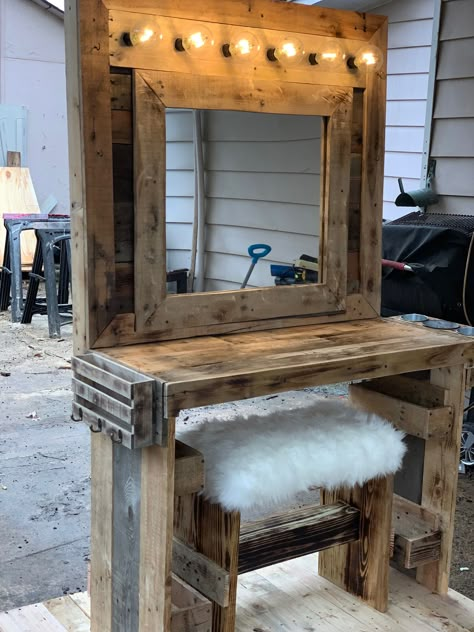 Simple Bedroom Vanity Ideas, Vanity Out Of Pallets, Pallet Wood Closet Ideas, Rustic Wood Vanity Makeup, Diy Farmhouse Makeup Vanity, Diy Pallet Vanity How To Build, Pallet Wood Vanity, Handmade Vanity Ideas, Pallet Vanity Makeup