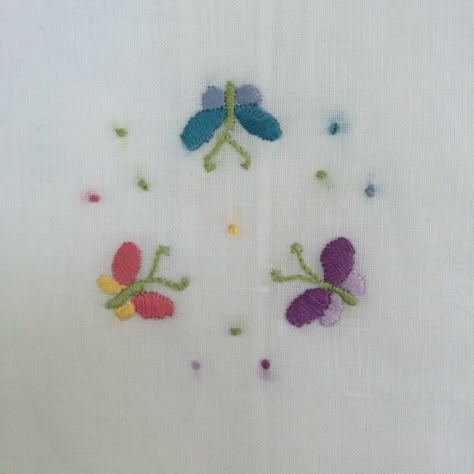 Sweet colorful butterflies. On a pillow. Embroider Butterfly Simple, Simple Embroidery Butterfly, Tiny Butterfly Embroidery, Simple Butterfly Embroidery Designs, Embroidered Butterfly Simple, Small Embroidery Butterfly, Small Butterfly Embroidery, Embroidery Shoes Diy, Sulaman Pita