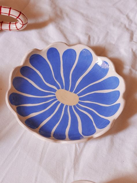 Flower Glaze Ceramics, Pottery Inspo Plates, Painting Ceramic Plates Diy, Ceramic Acrylic Painting, Hand Painted Bowls Ceramics, Ceramic Plate Decoration, Handmade Ceramic Plates Dinnerware Sets, Ceramic Plate Flower, Ceramics Painting Ideas Aesthetic