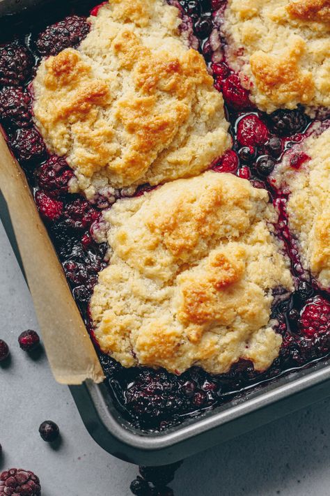 Vegan Triple Berry Cobbler with Shortbread – healthienut – Easy to follow plant-based recipes Vegan Cobbler, Triple Berry Cobbler, Blueberry Cobbler Recipe, Raspberry Cobbler, Berry Cobbler Recipes, Vegan Shortbread, Lemon Biscuits, Rabbit Recipes, Blueberry Cobbler Recipes