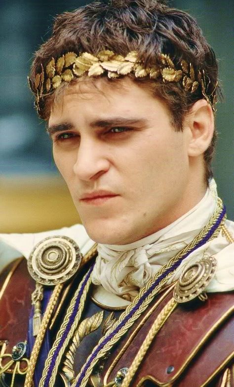 Jouquin Phoenix as Caesar Commodus in Gladiator Joaquin Phoenix Gladiator, Commodus Gladiator, Gladiator Film, Emperor Commodus, Gladiator 2000, Roman Hairstyles, Gladiator Movie, Film Characters, Empire Romain