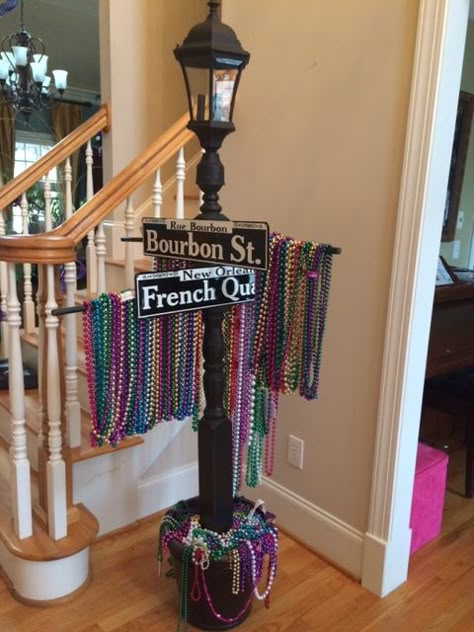 I made this lamp post to hold Mardi Gras beads to pass out.  The lamp post is made from a deck post and the top is from the Restore. Mardi Gras Gala, Mardi Gras Diy, Mardi Grad, Mardi Gras Party Ideas, Mardi Gras Birthday, Mardi Gras Party Decorations, Madi Gras, Mardi Gras Wedding, Mardi Gras Centerpieces