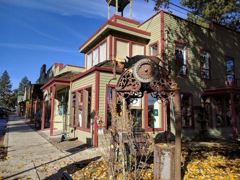 There Are 3 Must-See Historic Buildings In The Charming Town Of Sisters, Oregon Sisters Oregon, Classic Restaurant, Oregon Travel, Twin Sisters, Historic Homes, Historic Buildings, Early 1900s, Weekend Getaway, Walking Tour