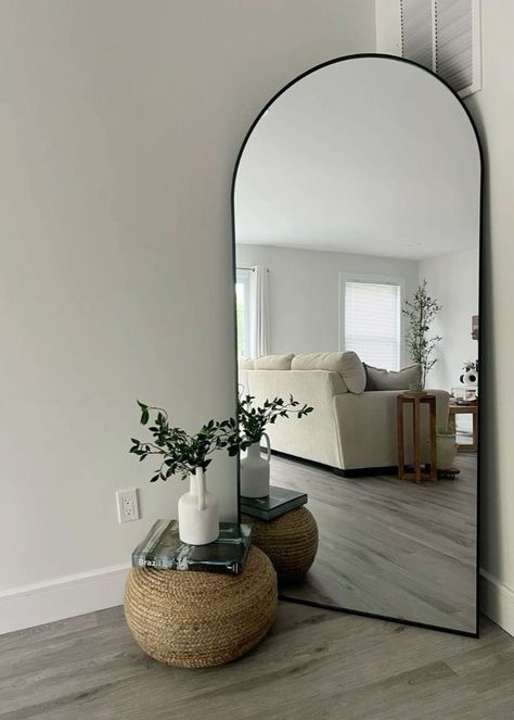 Small Corner Living Room, Arches Mirror, Mirror Corner Ideas, Mirror In Living Room Ideas, Minimalist Apartment Decor, Mirror Decor Living Room, Modern Home Decor Living Room, Modern Apartment Decor, Dream Apartment Decor