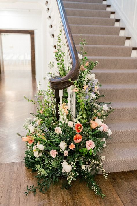 Staircase Floral Decor, Decorate Staircase Wall, Staircase Flowers, Modern Luxe Wedding, Hotel Staircase, Chic Spring Wedding, Wedding Stairs, Wedding Staircase, Timber Staircase