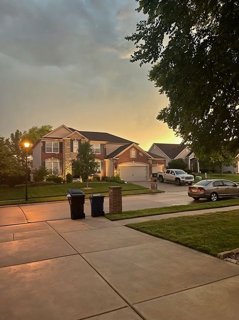 Suburb Neighborhood Aesthetic, Perfect Neighborhood Aesthetic, Pretty Neighborhood Aesthetic, America Suburbs Aesthetic, Midwest Suburbs Aesthetic, Suburb House Aesthetic, Usa Neighborhood Aesthetic, Chicago Homes Suburbs, American Home Aesthetic