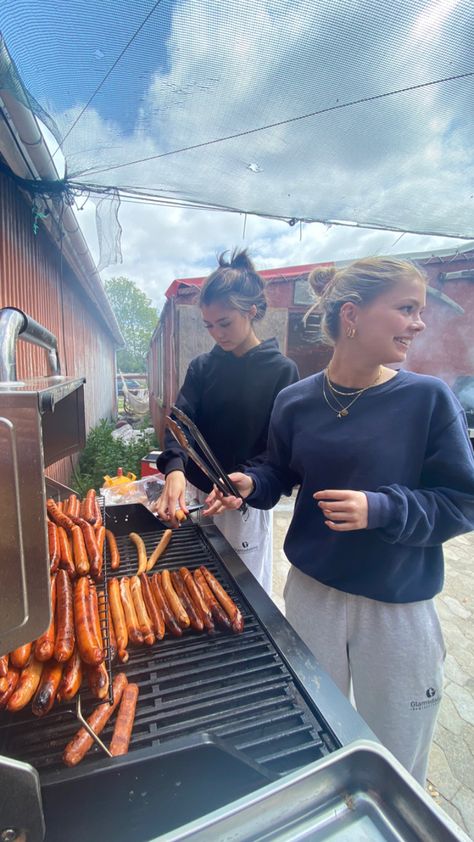 Grilling Aesthetic, Bbq Vibes, Bbq Aesthetic, Friends Bbq, Barbecue With Friends, Bbq With Friends, Friends Eating, Bbq Summer, Summer Vision Board