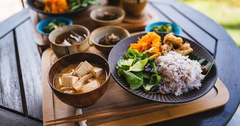 In Blue Zones, people live longer, thanks to a plant-based diet. Learn their secrets and how to incorporate them into your day. #bluezones #healthylifestyle Japanese Breakfast Traditional, Okinawa Diet, Blue Zone Diet, Blue Zone Recipes, Blue Zones Diet, Blue Zones Recipes, Asian Diet, Zone Recipes, Japanese Diet